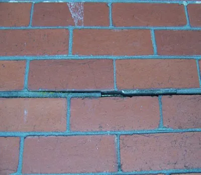 horizontal-crack in wall